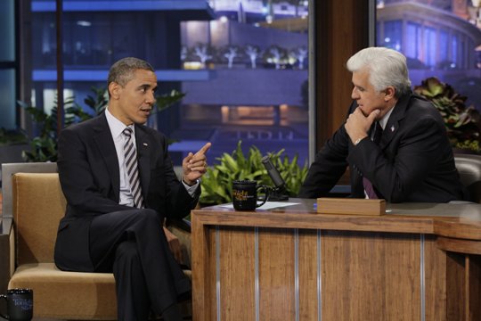 ジェイ・レノさん（右）の番組にはオバマ大統領も出演＝２０１１年１０月、Paul Drinkwater/NBC提供