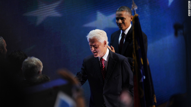 クリントン元大統領（写真中央）とオバマ大統領（右）