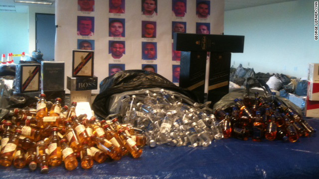 ケネディ国際空港で発覚した酒類のミニボトル窃盗事件で押収された証拠品