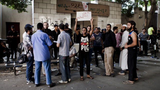 抗議のためにカイロの米大使館前に集まった人々。エジプトをはじめ各国にデモが広がった