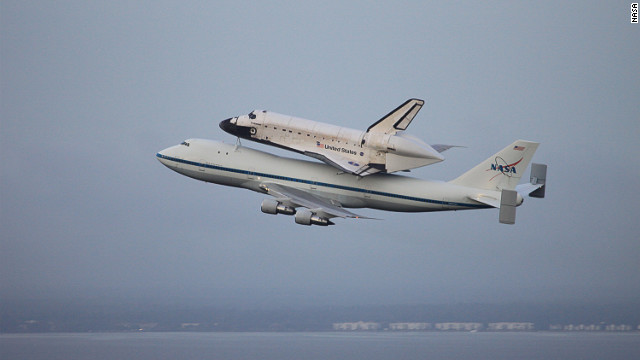 ボーイング747型機の背に乗り、空を飛ぶエンデバー=NASA提供