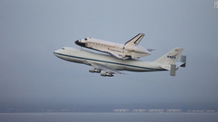 ボーイング７４７型機の背に乗り、空を飛ぶエンデバー＝NASA提供