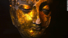 遺跡で見つかった黄金の板で作られたブッダの頭像＝ブレント・ハフマン教授提供