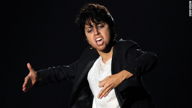 音楽ビデオの祭典「MTVビデオ・ミュージック・アワード2011」では男性に扮して登場