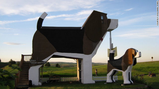 ビーグル犬の形をしたドッグ・バーク・パーク・イン (C)Dog Bark Park