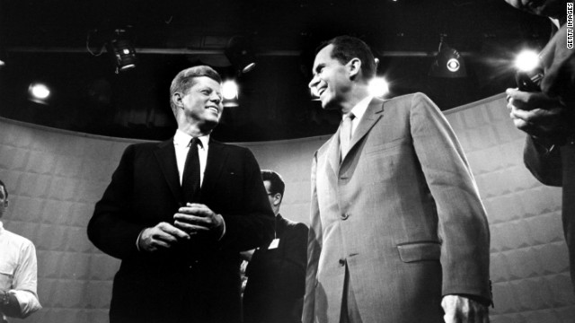 ケネディ民主党候補（左）と共和党で副大統領のニクソン候補。１９６０年の討論会で
