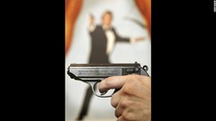 ジェームズ・ボンドも愛用のワルサーＰＰＫ。後ろに見えるのは「００７　ユア・アイズ・オンリー」のポスター