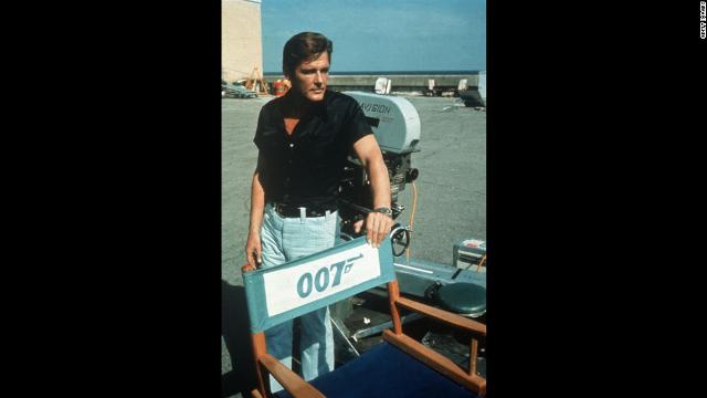 「００７　死ぬのは奴らだ」を撮影中のロジャー・ムーア