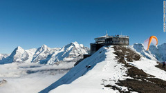 「女王陛下の００７」（１９６９年）では、スイスのベルニーズ・アルプスにあるシルトホルンで、悪役ブロフェルドに追われるボンドがスキーで猛スピードで滑り降りる　(C)Markus Zimmermann