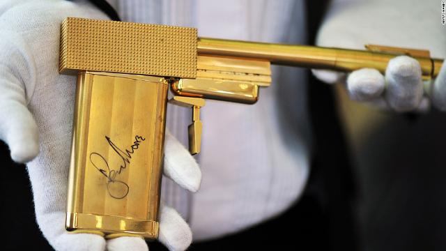 「００７　黄金銃を持つ男」（１９７４年）に登場した黄金銃のレプリカ。ロジャー・ムーアのサイン入り