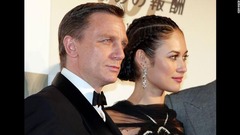 来日して記念撮影に応じる「００７　慰めの報酬」に出演したダニエル・クレイグとオルガ・キュリレンコ＝２００８年、東京