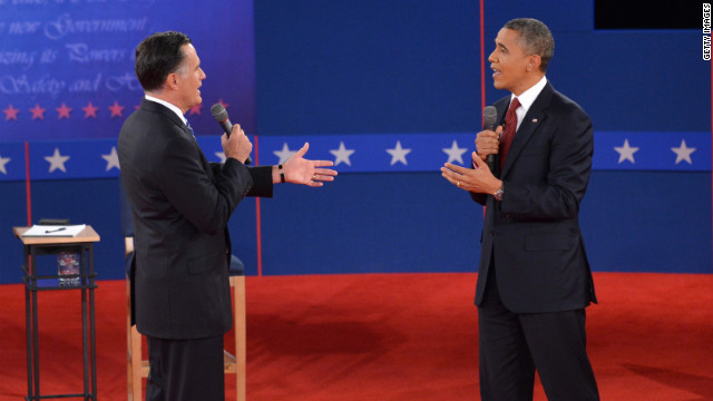 議論を戦わせるロムニー氏（左）とオバマ大統領
