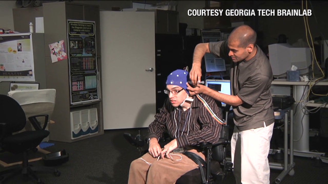 ジョージア工科大学で開発された脳の信号で動く車いす＝Georgia Tech Brainlab提供
