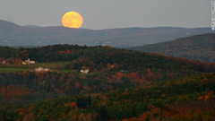 ブレイク・ヒルの上に月が昇るこの秋の光景は、バーモント州ウッドストックにあるマーシュ・ビリングス・ロックフェラー国立歴史公園のサウスピークで見られる (C)ED SHARRON