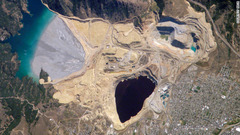 モンタナ州ブッテのバークレーピットの露天採鉱後の穴に酸や有毒な重金属を含む地下水が流れ込んで出来た湖　(C)NASA