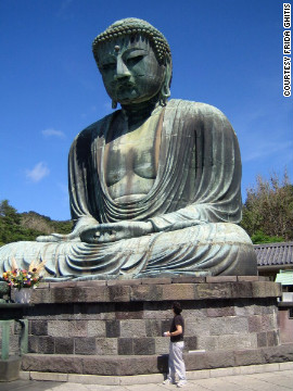 見物客がその大きさに圧倒される鎌倉の大仏 (C)Frida Ghitis