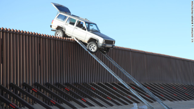 国境フェンスの上で身動き出来なくなったジープ＝米税関・国境警備局提供