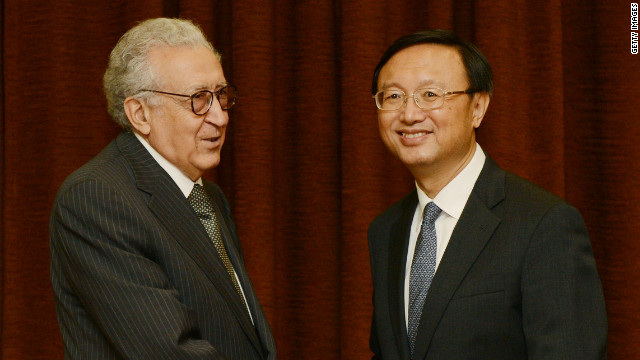 シリア問題について協議したブラヒミ特使（左）と楊外相＝１０月３１日、北京