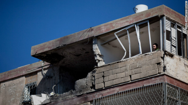 ガザからのロケット弾で損傷した建物