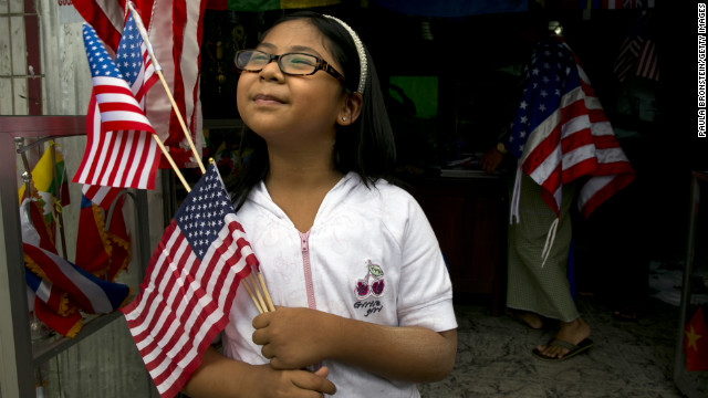 米国旗を手にするミャンマーの少女＝ミャンマー・ヤンゴン