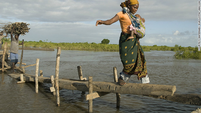モザンビークに住むある女性は１５分歩いて橋を渡り用を足す＝WATERAID/LAYTON THOMPSON提供