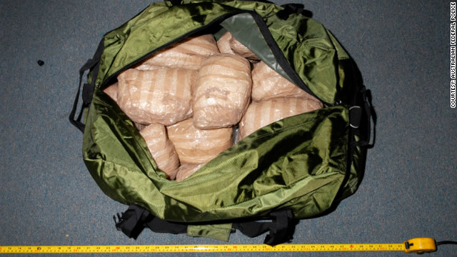 スチームローラーを使った麻薬密輸で見付かったスポーツバッグに隠されていた麻薬＝オーストラリア連邦警察の提供写真