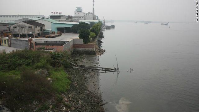 工場の排水が川に直接流れこんでいる。川の汚染も大きな課題のひとつだ
