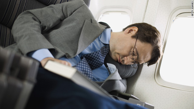 飛行機内で熟睡するためのコツは？