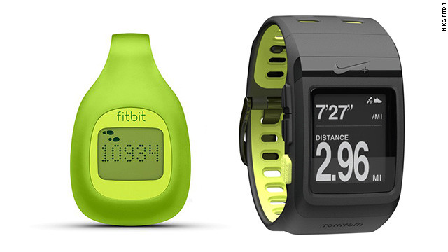 万歩計の「フィットビット・ジップ」(左)と「Nike+スポーツウォッチGPS」
