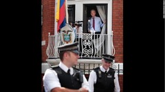 ８月１９日：南米エクアドルへの政治亡命を求める内部告発サイト「ウィキリークス」代表のジュリアン・アサンジュ氏が大使館のバルコニーに姿を現した