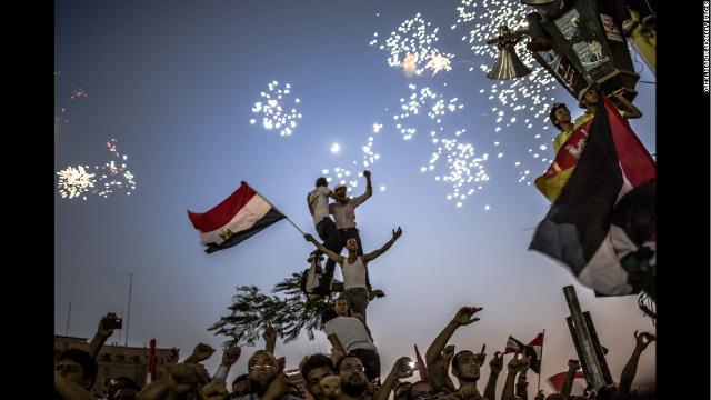 ６月２４日：大統領選でムハンマド・ムルシ氏が勝利し、それを祝うエジプトの人々