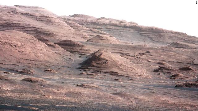８月２３日：火星探査機「キュリオシティ」が送ってきた火星の映像＝ＮＡＳＡ提供
