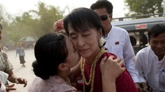 ４月１日：支持者からキスされるミャンマーの民主化指導者アウンサンスーチー氏