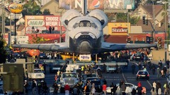 １０月１２日：米ロサンゼルスの街中を進む退役したスペースシャトル「エンデバー」
