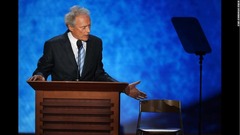 ８月３０日：米共和党全国大会で空っぽの椅子に話かけるクリント・イーストウッド氏