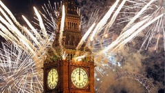 １月１日：花火に彩られたロンドン市内にある国会議事堂の時計塔「ビッグベン」