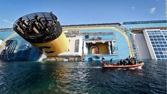 １月１５日：座礁した大型客船「コスタ・コンコルディア」。イタリア・ジリオ島付近で座礁し、３０人以上の死者が出た