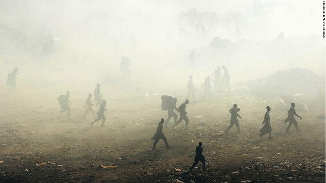 ３月７日：ハイチの首都ポルトーフランス郊外でリサイクル出来るものを探して回る人々。２０１０年の地震で２０万人以上の死者が出たハイチでは依然として国の大部分が復旧の途上にある