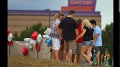 ７月２８日：米コロラド州オーロラで７月２０日に起きた銃乱射事件の犠牲者を悼む人々