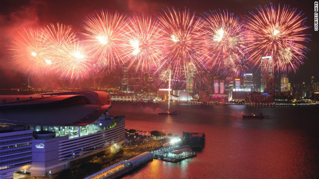 香港のビクトリアハーバーで打ち上がる花火。今年は初の試みとして、花火を打ち上げる場所が街中を移動していく。打ち上げは海から始まり、ビクトリアハーバーに沿って進み、ワンチャイの香港コンベンション・アンド・エキシビジョン・センターまで続く＝HKTB提供