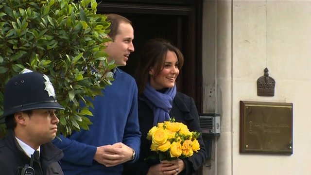 退院時のキャサリン妃（右）とウィリアム王子＝１２月６日、ロンドン