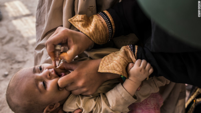 ポリオの予防接種を受ける生後３カ月の子ども＝２０１２年７月、パキスタン