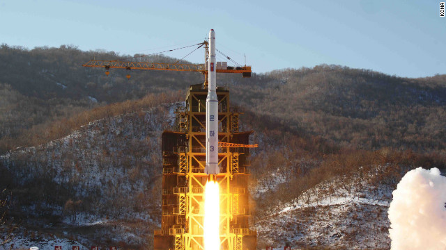 北朝鮮が打ち上げたロケット「銀河３号」＝２０１２年１２月、朝鮮中央通信から