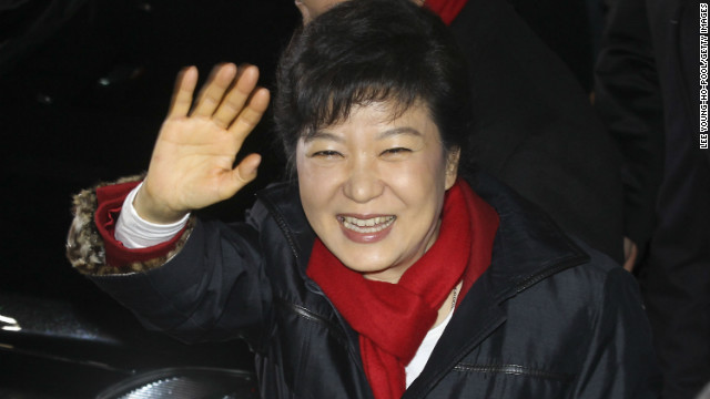 支持者らに手を振る朴槿恵（パククネ）氏＝２０１２年１２月１９日、ソウル