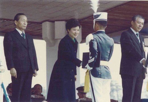 ファーストレディー役を務める朴槿恵氏＝１９７９年４月、セヌリ党提供