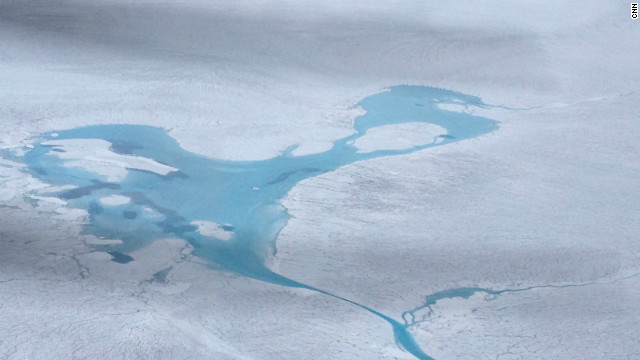 レーダー調査に向かう途中、氷が解けてできた巨大な水たまりを発見