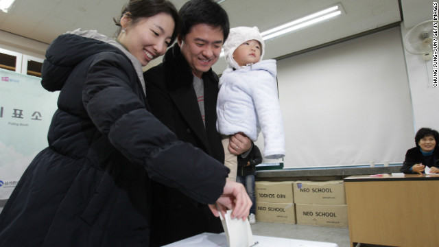 韓国大統領選の投票風景。韓国初の女性大統領の誕生につながった