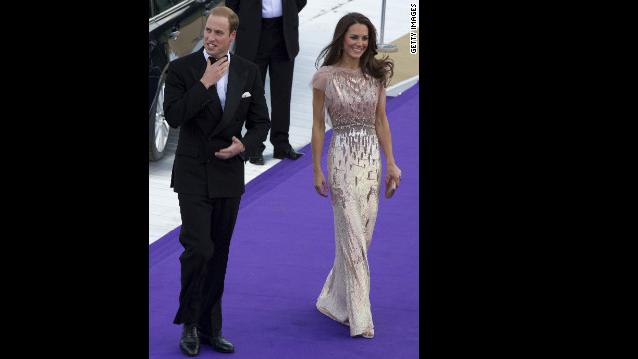 ジェニー・パッカムのドレスに身を包んだキャサリン妃=2011年6月9日、ロンドン