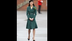 エミリア・ウィックステッドのエメラルドのコートを身にまとう＝英アルダーショット