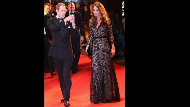 映画のプレミアム上映会にそろって登場=2012年1月8日、ロンドン